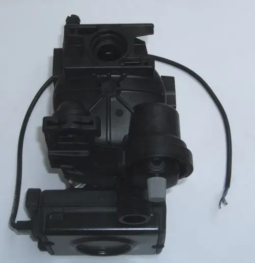 Schwarze Pumpe von Daikin mit verschiedenen Anschlüssen und einem elektrischen Kabel, geeignet für Heizsysteme, möglicherweise für ROTEX GW bis Baujahr 2019.